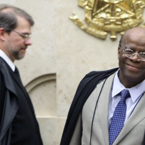 21.ago.2013 - O ministro Joaquim Barbosa, presidente do STF (Supremo Tribunal Federal), sorri durante sessão do julgamento dos embargos do mensalão no último dia 21