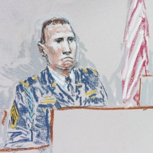 Retrato do sargento norte-americano Robert Bales feito durante audiência na qual pediu desculpas pelo massacre e, assim, escapou da pena de morte