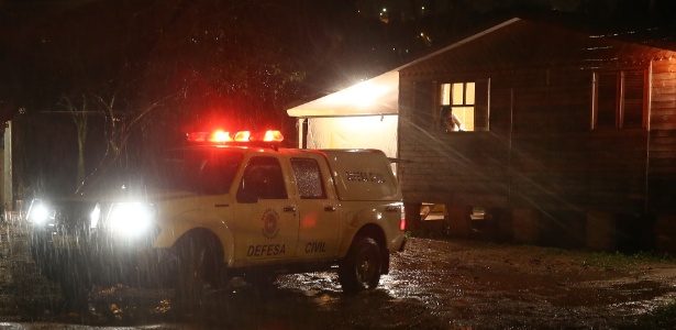Em Porto Alegre, a forte chuva fez com que famílias fossem retiradas de suas casas pela Defesa Civil