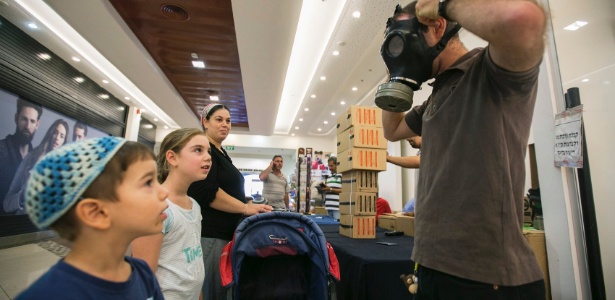 Crianças israelenses aprendem a usar máscaras de gás distribuídas por entidades do país em Jerusalém