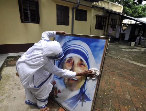 Preparação na Índia, em 2013, para a celebração dos 103 anos de nascimento de Madre Teresa de Calcutá, morta em 1997 (foto de arquivo - 26.ago.2013)