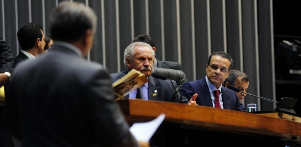 Deputado Henrique Eduardo Alves (PMDB-RN), presidente da Câmara (à dir.), durante sessão desta terça