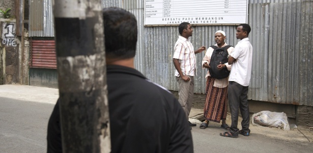 Abdulkadir Abdi (à direita), refugiado somali em foto tirada em 16 de agosto em Jacarta. De acordo com uma nova política australiana, qualquer um que chegar de barco sem visto ao país será enviado para um centro de processamento de refugiados na vizinha Papua-Nova Guiné e impedido de se estabelecer na Austrália