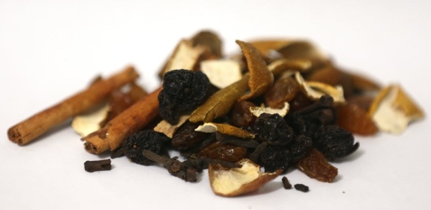 Kit fissura é composto por porções de cravo, canela, uva passa, semente de abóbora e casca de laranja seca