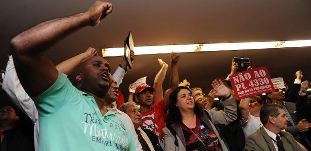 Manifestantes da CUT (Central Única dos Trabalhadores) protestam na Câmara dos Deputados