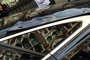 Partes do Jaguar estacionado perto do arranha-céu ficaram derretidas