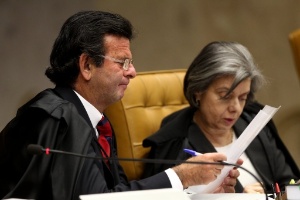 Os ministros do STF (Supremo Tribunal Federal) Luiz Fux e Cármen Lúcia durante julgamento dos recursos do mensalão