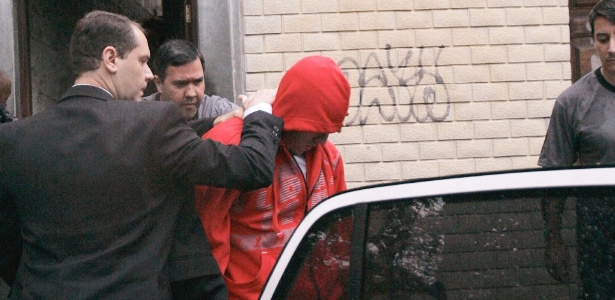 Polícia Civil do Rio apreende um menor de idade em casa, em Pilares, na zona norte. O jovem é investigado por envolvimento com o grupo anarquista "Black Bloc"