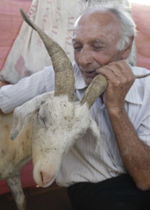O aposentado Aparecido Castaldo, 74, diz que vai casar, no dia 13 de outubro, com a cabra Carmelita