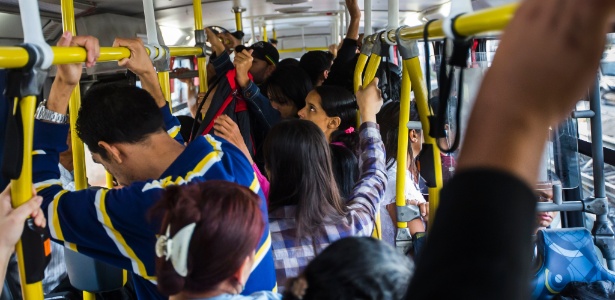 Passageiros enfrentam ônibus lotado na zona leste de São Paulo