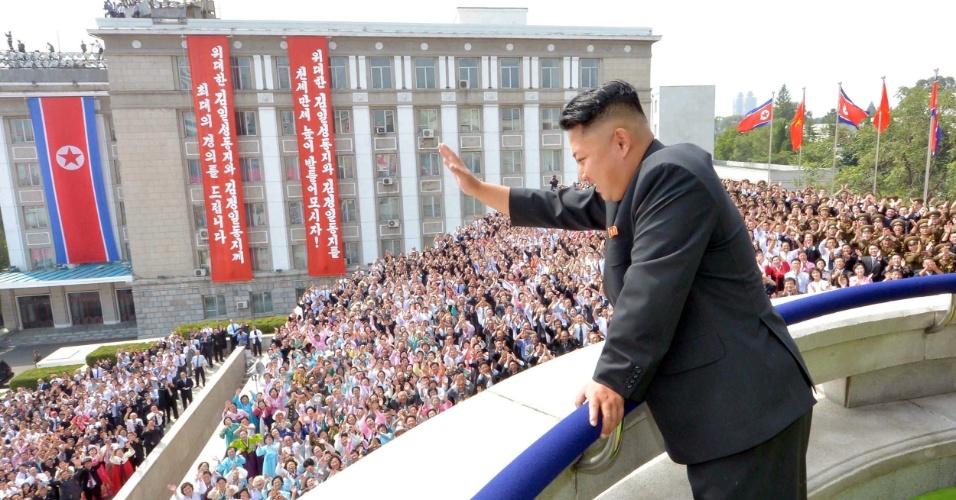 10set2013---o-lider-da-coreia-do-norte-kim-jong-un-acena-para-multidao-durante-desfile-na-praca-kim-il-sung-em-pyongyang-nesta-segunda-feira-9-dia-que-marca-o-65-de-fundacao-do-pais-a-foto-foi-1378788685459_956x500.jpg