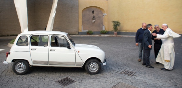Papa Francisco (de branco) é presenteado com um carro Renault 4 modelo 1984