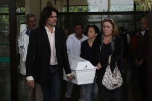 Familiares comparecem ao enterro da enfermeira Dina Viera da Silva, 42, e dos seus quatro filhos
