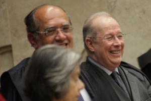 O ministro Celso de Mello sorri ao lado do também ministro Gilmar Mendes, na sessão desta quarta-feira do STF (Supremo Tribunal Federal)