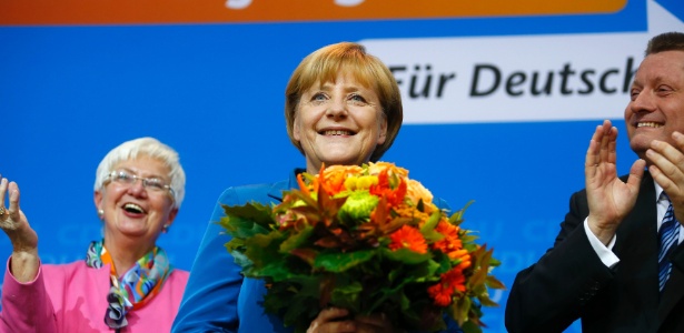 A chanceler Angela Merkel celebra com correligionários seu triunfo no pleito de domingo (22)