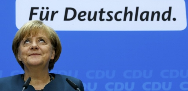 Chanceler alemã, Angela Merkel, eleita para um terceiro mandato nas eleições gerais, sorri durante encontro de seu partido União Democrática Cristã, em Berlim