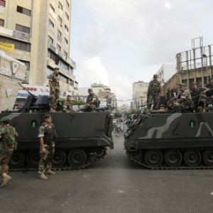 Soldados libaneses montam ponto de inspeção no subúrbio ao sul da capital Beirute: fronteira disputada