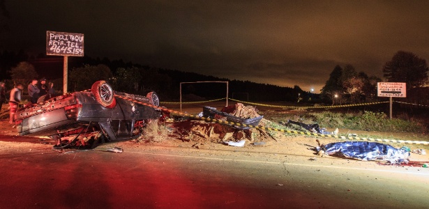 28.set.2013 - Seis pessoas morreram após serem atropeladas por um carro na Estrada do Rio Grande, no bairro Conjunto Residencial Santo Ângelo, em Mogi das Cruzes (Grande São Paulo)