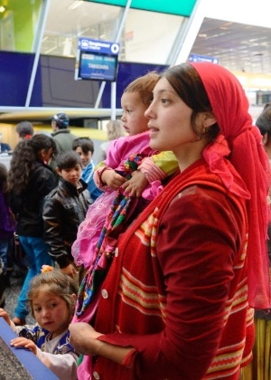 1º.out.2013 - Famílias ciganas fazem check-in no aeroporto de Lille, norte da França. Eles participam de um programa de retorno voluntário à Romênia