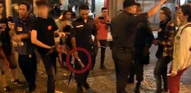 Vídeo publicado pelo jornal "O Globo" mostra o momento em que um PM supostamente forja um flagrante ao jogar um morteiro no chão