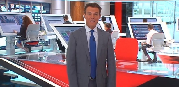 O âncora Shepard Smith faz um tour pelas novas estações de trabalho na redação