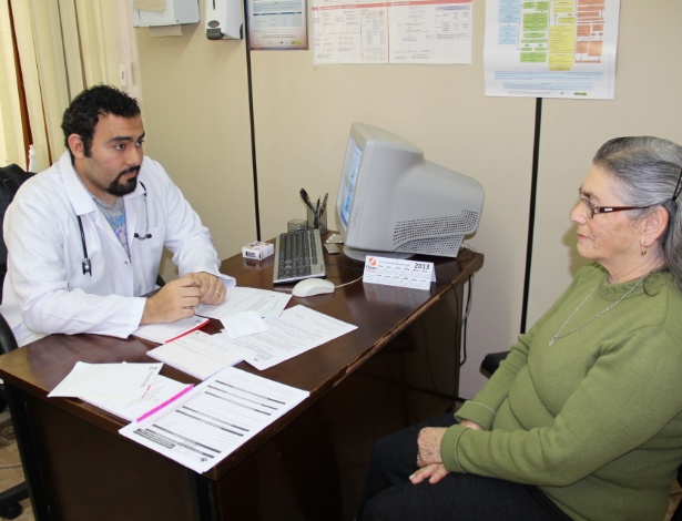 O médico palestino Mohamed Gaber Abau Schwareb, 29, selecionado pelo programa Mais Médicos para atuar no município de Garibaldi (110 km de Porto Alegre), atende paciente em posto de saúde