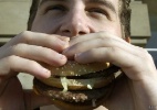 'Vício em comer' é desculpa para justificar falta de autocontrole, diz especialista  (Foto: BBC)