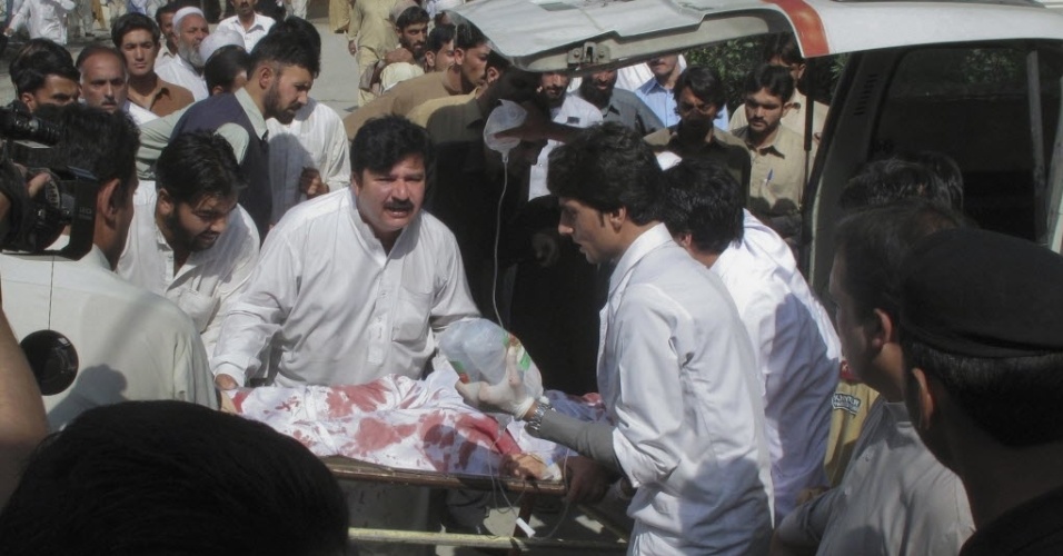  - 9out2012---equipe-do-hospital-saidu-sharif-socorre-a-estudante-malala-logo-depois-do-ataque-a-bala-na-regiao-do-vale-swat-noroeste-do-paquistao-1381260537150_956x500