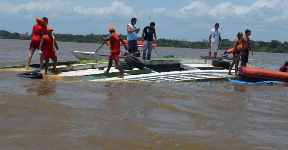 o-barco-afundou-no-igarape-das-pedrinhas-na-orla-da-capital-do-estado-de-acordo-com-nota-do-comando-parte-dos-tripulantes-e-dos-passageiros-do-barco-foi-salva-por-outras-embarcacoes-que-tambem-1381683807138_956x500.jpg