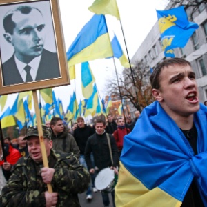 Ativistas do partido nacionalista ucrâniano Svoboda (que significa liberdade) gritam palavras de ordem durante protesto
