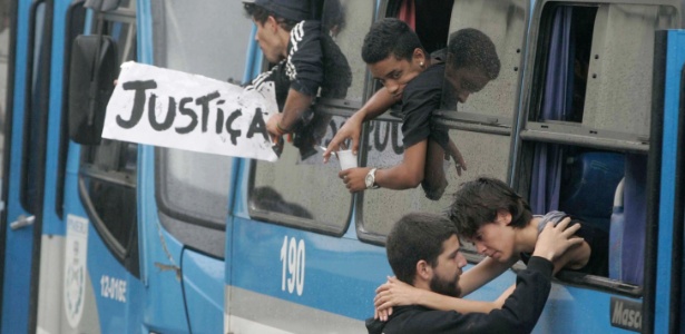 Sininho, e seu namorado, Game Over, se abraçaram através da janela de ônibus da Polícia Militar, que levava os detidos durante confronto com policiais no dia 15 de outubro. A foto se tornou símbolo dos manifestantes contra as prisões em 2013
