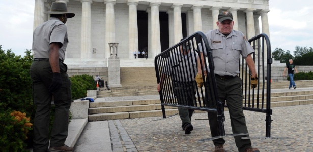 Funcionários retiram grades que isolavam o Memorial Lincoln de Washington, na volta ao trabalho após 16 dias de paralisação das atividades do governo. Imagem de 17 de outubro de 2013