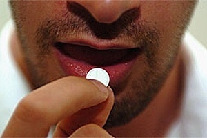 Dar aspirina a todos para evitar ataques cardíacos e derrames "causaria danos, devido ao aumento do potencial de sangramentos"