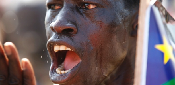 Homem gesticula durante protesto na cidade de Abyei, no Sudão: moradores da região disseram que vão lutar até o fim para decidir o futuro