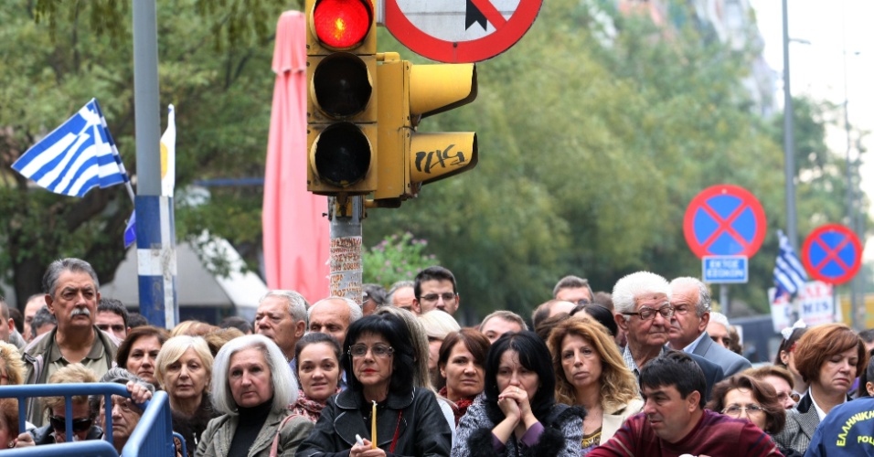  - 26out2013---pessoas-observam-festividades-na-cidade-de-tessalonica-grecia-em-homenagem-a-sao-dimitri-o-patrono-da-cidade-cerca-de-3000-policiais-participam-do-esquema-de-seguranca-do-evento-para-1382787523110_956x500