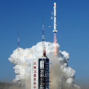 http://imguol.com/c/noticias/2013/10/29/29out2013---o-satelite-yaogan-xvii-e-lancado-em-um-foguete-nesta-terca-feira-29-no-centro-de-lancamento-de-satelites-em-taiyuan-china-o-satelite-sera-usado-fazer-experiencias-cientificas-mapear-o-1383026030878_300x300.jpg