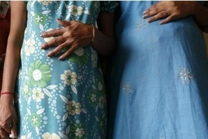 Um casal britânico está esperando dois pares de gêmeos, gerados por duas barrigas de aluguel na Índia