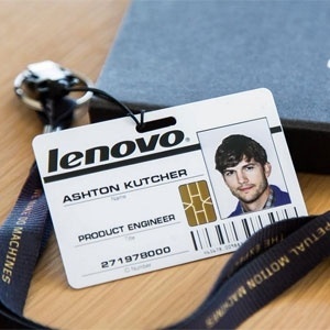 Lenovo divulgou no Twitter crachá do ator Ashton Kutcher, que trabalhará como engenheiro de produto 