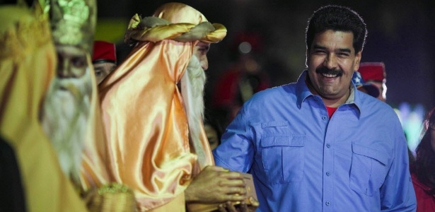O presidente da Venezuela, Nicolás Maduro, participa da abertura da Feira de Natal 2013, em Caracas, na qual anunciou a assinatura de um decreto antecipando o Natal para novembro