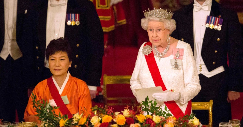  - 5nov2013---rainha-elizabeth-faz-discurso-em-banquete-de-estado-para-a-presidente-da-coreia-do-sul-park-geun-hye-no-palacio-de-buckingham-em-londres-park-esta-em-uma-visita-oficial-de-tres-dias-a-1383693642795_956x500