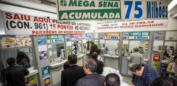 Pessoas fazem fila em lotérica da rua Boa Vista, no centro de São Paulo (SP), para apostar na Mega-Sena, que estava acumulada