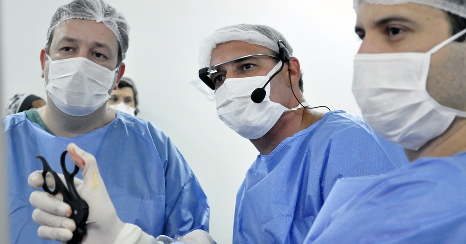  - cirurgiao-miguel-pedroso-centro-testa-o-google-glass-durante-uma-cirurgia-1384297187311_956x500