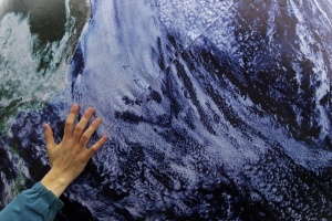 16.nov.2013 - Globo terrestre gigante é visto em protesto contra o aquecimento global do centro de Varsóvia, na Polônia