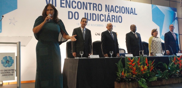 A cantora Fafá de Belém canta o Hino Nacional na presença do presidente do STF, ministro Joaquim Barbosa. A cantora elogiou a atuação do magistrado