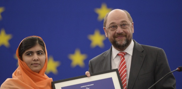 Presidente do Parlamento Europeu, Martin Schulz, entrega prêmio a Malala Yousafzai