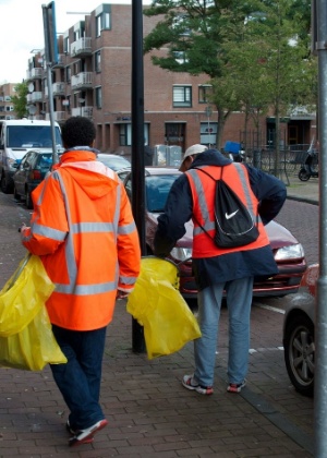 Alcoólatras trabalham na limpeza das ruas de Amsterdã; pagamento é feito em dinheiro, tabaco e cerveja