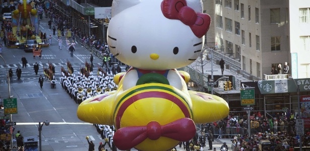 Balão da Hello Kitty flutua em evento em Nova York