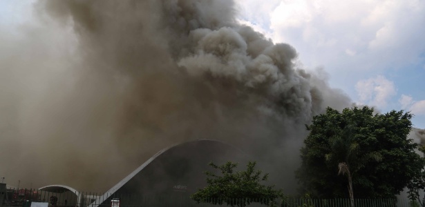 Fumaça resultante do incêndio que atinge o Memorial da América Latina; clique e veja a imagem ampliada