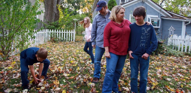 A família Burns, a partir da esquerda: Alec, Brianna, Mike, Kristi e Griffin, do lado de fora de sua casa em Chelsea, no Estado de Michigan (EUA). Os filhos de Kristi e Mike, que estão em seu terceiro casamento cada um, dividem o tempo com seus outros pais e são um exemplo de como os americanos estão redefinindo rapidamente a noção de "família típica"