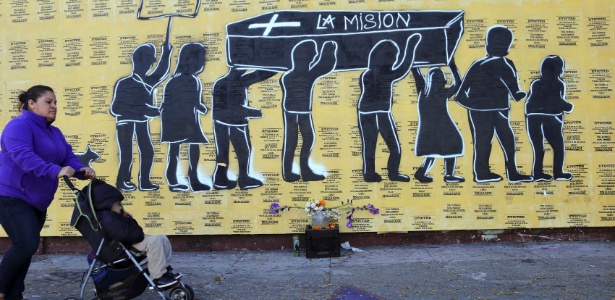 Mural critica mudanças no Mission District, em San Francisco, que já foi um bairro latino-americano de classe trabalhadora e agora é um destino para a elite tecnológica